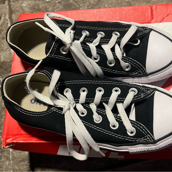 Low top black converse - Picture 2 of 2